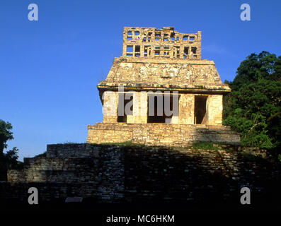 Mexikanische Archäologie. Palenque Pyramide Tempel der Sonne mit einer gut erhaltenen Crest. Auf der Rückseite ist eine geschnitzte Solarpanel in Kalkstein. Stockfoto