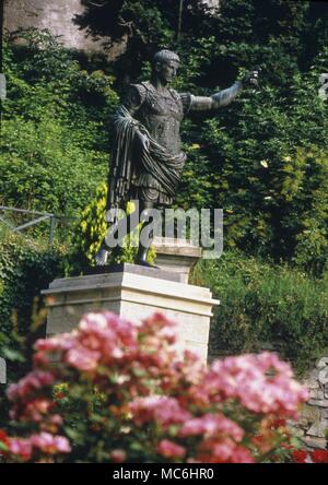 Römische Mythologie. Bronze Statue des Kaisers Augustus in Susa, Italien