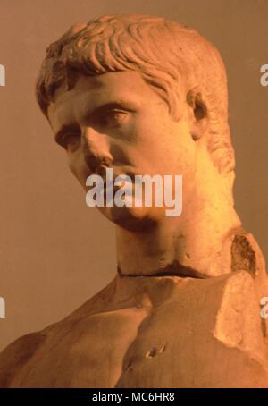 Römische Mythologie. Lebensgroßen Büste der vergöttert Augustus. Aus dem Lapidarium, Arles, Frankreich. Stockfoto