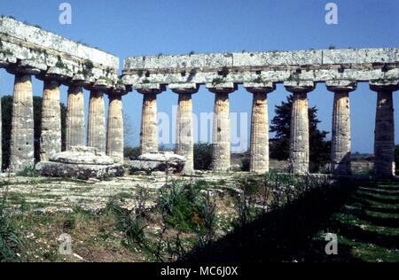 Der griechischen Mythologie Paestum eine der drei antiken griechischen Tempeln in der ehemalige griechische Kolonie, jetzt genannt Paestum, an der Westküste von Italien die Tempel der Hera Stockfoto