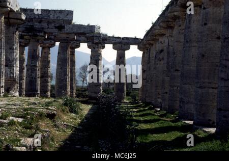 Der griechischen Mythologie Paestum eine der drei antiken griechischen Tempeln in der ehemalige griechische Kolonie namens Paestum an der Westküste von Italien die Tempel der Hera Stockfoto