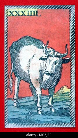 Mythen Tierkreiszeichen Stier der Stier der Stier seinen vier Füßen fest auf der Erde aus dem achtzehnten Jahrhundert Italienische Tarocchi pack, die Tierkreiszeichen und elementaren Bilder enthält Stockfoto