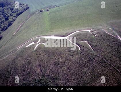 Antenne Großbritannien. Uffington White Horse, etwa 400 Meter von der Uffington fort. Dies ist der älteste White Horse in Großbritannien Zurück zur Eisenzeit datiert. Die Abbildung ist 360 Meter lang Stockfoto