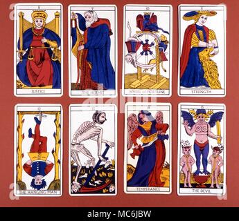 TAROT KARTEN - der Teufel. Zweite Reihe (von drei) aller 22 Bild Karten des Tarot atout - eine englische Version der Marseille Deck, im Jahr 1979 für die Charles Walker Sammlung entwickelt. Karte mit 11 (der Gerechtigkeit) auf Karte 15 (der Teufel) Stockfoto