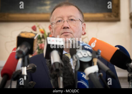 Russischer Botschafter in Großbritannien Alexander Wladimirowitsch Yakovenko bei der russischen Botschaft in London, wo er kündigte an, dass die Russische Botschaft seinen eigenen Bericht über die Salisbury Nervengas Angriff ist die Veröffentlichung und fügte hinzu, dass das Vereinigte Königreich immer noch keine Beweise für seine Behauptungen über den Vorfall zu unterstützen. Stockfoto