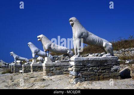 Griechische Inseln - DELOS. Archaische Naxos-marmor ausgestattet Löwen neben der Straße, die zum Tempel des Jupiter auf Delos Stockfoto