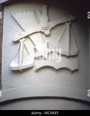 Astrologie. Fisch als Teil des Symbols der Fische auf dem Chor Wand des Basilican Kirche San Miniato al Monte in Florenz, Italien Stockfoto