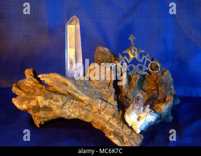 Die Kristalle. Quarze auf Rinde. Die okkult-Design Schmuck ist ein Wiener, entworfen von rheinhart Emmerling. Sammlung Ray Sherwin Stockfoto