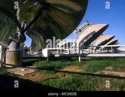 Sun Radar und experimentelle Solar Research Station in der Wüste von Kuwait Stockfoto