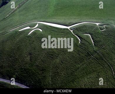Antenne Großbritannien. Uffington White Horse, etwa 400 Meter von der Uffington fort. Dies ist der älteste White Horse in Großbritannien Zurück zur Eisenzeit datiert. Die Abbildung ist 360 Meter lang Stockfoto
