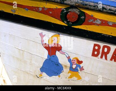 Elementals - Zwerge - Schneewittchen und die sieben Zwerge oder Gnome Malerei auf den Bug eines portugiesischen Fischerboot - Â® Charles Walker/ Stockfoto