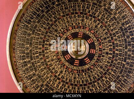 I Ching. Detail der Kompass der Chinesischen Lo Pan, oder geomancers Kompass, mit der acht Trigramme des I Ching rund um den Kompass. Stockfoto