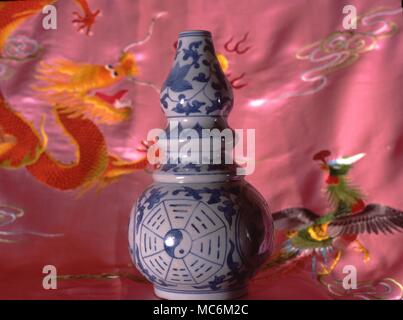 I Ching Blau Porzellan Vase mit einem Tai Chi Diagramm der acht Trigramme auf der Schüssel. Anfang des 19. Jahrhunderts Stockfoto
