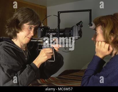 Iridologie. Die iridologist und Herbalist, Barbara Penny, zu fotografieren, das Auge von einem Schüler als Hilfe für iridological Diagnose. Stockfoto