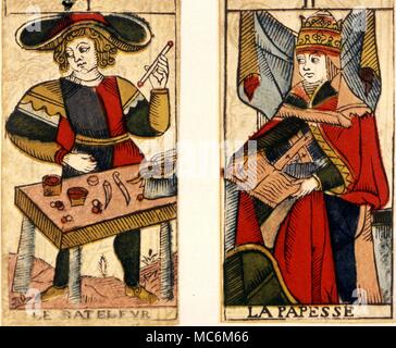 Tarot Karten - Major arcana Zwei Hauptarcana aus dem achtzehnten Jahrhundert französische Deck des Marseille der Jongleur und die Dame Papst aus C P Hargraves eine Geschichte der Karten 1930 Edition Stockfoto