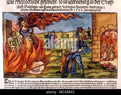 Hexerei - HEXENBRENNEN Hexen auf Derneburg im Jahre 1555 verbrannt wird. Hand-farbigen zeitgenössischen Holzschnitt Stockfoto