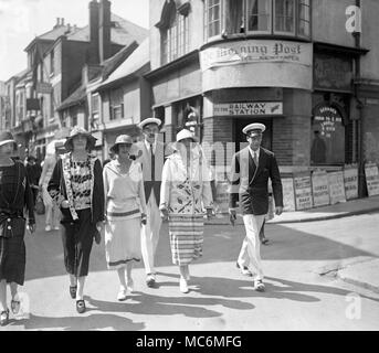 Prince George, von Lady Louis Mountbatten, Lady Milford Haven, Lady Marlow, Poppy Baring und Don begleitet. Pedro de Zuluetta, in Cowes. Stockfoto