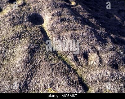 Ley-linien Cup und 'directional-Linie" auf den Pfannkuchen Stein, einer der Loci in einem Komplex von leys auf Rombald's Moor, oben Ilkley, Yorkshire. Stockfoto