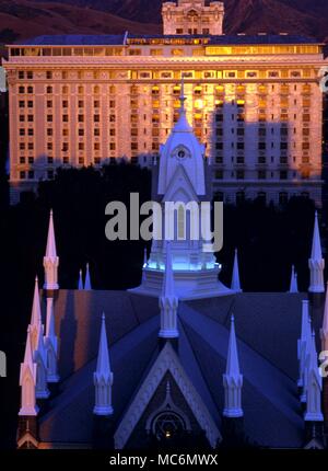 Mormonen-Aula. Die Aula (Vordergrund) der Mormonen, in der Temple Square in Salt Lake City. Stockfoto