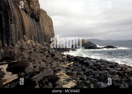 Staffa der sechseckigen Basaltsäulen Bürgersteige auf der Insel Staffa und die oft geglaubt, von Riesen geschnitzt haben, oder von den alten Magier gemacht Stockfoto