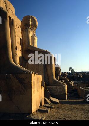 Ägypten Karnak gigantischen Statuen vor einem der Masten in den Tempel des Amun von Karnak Stockfoto