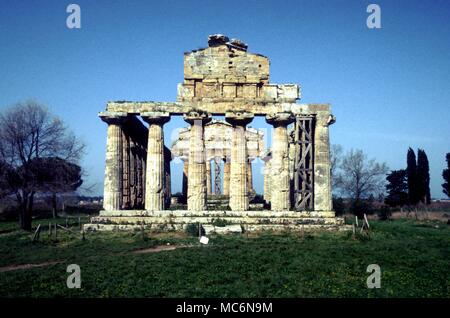 Der griechischen Mythologie Paestum eine der drei antiken griechischen Tempeln in der ehemalige griechische Kolonie namens Paestum an der Westküste von Italien der Tempel der Ceres Stockfoto