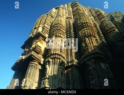 Sacred Indien Khajuraho Skulpturen an der Fassade der Tempel Raj Rani in Khajuraho Stockfoto