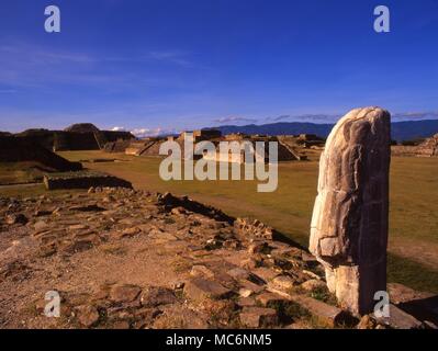 Die Monte Alban Website in Richtung Süden gesehen, von der Oberseite des Ball-Game Gericht. Monte Alban war die Hauptstadt der Zapoteken Zivilisation der zentralen Mexiko, Stockfoto