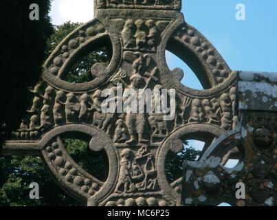 Keltische Kreuze - monasterboice - Detail zentrale Chef des 10. Jahrhunderts South Cross in Monasterboice, mit dem letzten Urteil in der zentralen Chef des Kreuzes. Christus hat das Kreuz und die blühenden Stab. Das Kreuz ist 18 Meter hoch: manchmal auch Muiredach Kreuz.-Â®/Charles Walker Stockfoto