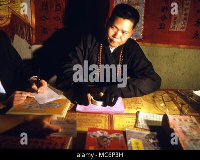 Eine chinesische Wahrsager, der sich mit der Astrologie, Handlesen und das I Ching, und verschiedene traditionelle Methoden. 2004 Charles Walker/ Stockfoto