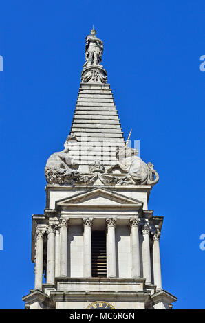London, England, Vereinigtes Königreich. Pfarrkirche St. Georg, Bloomsbury. (Nicholas Hawksmoor, eingeweiht im Jahre 1731) auf Bloomsbury Way. Kirchturm Stockfoto