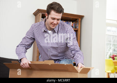 Mann Auspacken neuen Fernseher zu Hause Stockfoto