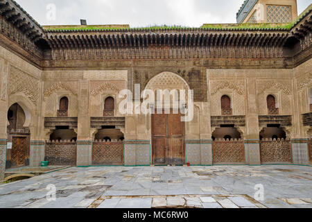 Marokko Fes Medina Bou Inania Medrese gebaut von MARINIDS LACERIA HOLZARBEITEN muslimischen Fliesen- Torbögen und verzierten MINARETT Stockfoto