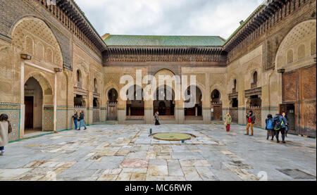 Marokko Fes Medina Bou Inania Medrese gebaut von MARINIDS Marmor-innenhof LACERIA HOLZARBEITEN ZEDERNHOLZ und Fliesen- TORBÖGEN Stockfoto