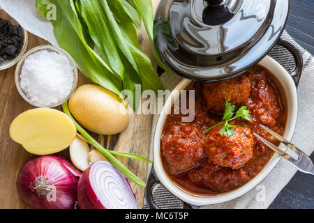 Hackfleischbällchen mit süß-saurer Tomatensauce Stockfoto