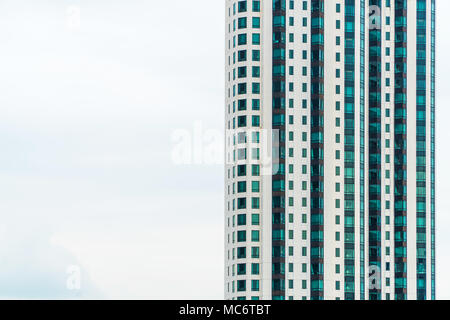 BANGKOK - Januar 17, 2017: Fenster Glas modern Tower in Bangkok, Thailand im Sunshine Tag am 17. Januar 2017 in Bangkok, Thailand. Stockfoto