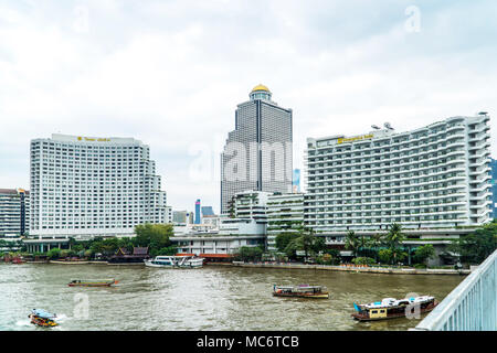 BANGKOK - Januar 16, 2017: Bangkok Stadtbild, Business und Hotel District mit hohen Gebäuden auf Chaophraya River am 16. Januar 2017 in Bangkok, Tha Stockfoto