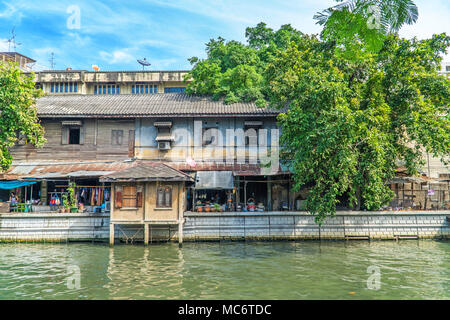 BANGKOK - Januar 18, 2017: Bangkok Stadtbild - Bezirk mit alten Gebäuden auf dem Wasser Kanal bei Sonnenschein Tag am 18. Januar 2017 in Bangkok, Thailand. Stockfoto