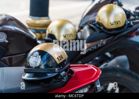 BANGKOK - Januar 19, 2017: Nahaufnahme der thailändischen Polizei goldene Helme auf dem Motorrad am 19. Januar 2017 in Bangkok, Thailand. Stockfoto