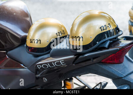 BANGKOK - Januar 19, 2017: Nahaufnahme der thailändischen Polizei goldene Helme auf dem Motorrad am 19. Januar 2017 in Bangkok, Thailand. Stockfoto