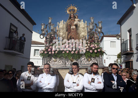 Männer tragen ein Bild Unserer Lieben Frau vom Berge Karmel in der Osterzeit heilige Woche in Prado del Rey, Sierra de Grazalema, Andalusien, Spanien Stockfoto