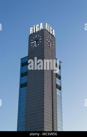 Riga Bahnhof Tower in der Dämmerung Stockfoto