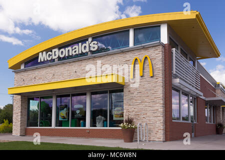 STILLWATER, MN/USA - 10. August 2015: Zeitgenössische McDonald's an der Außenseite. Stockfoto