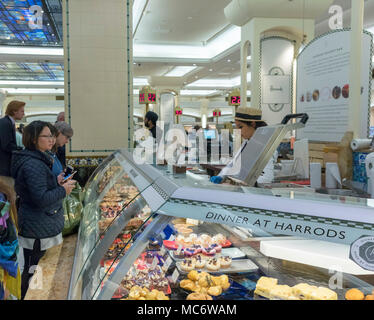 Abendessen Zähler, Food Hall, Harrods Luxuskaufhaus, Brompton Road, Knightsbridge, London, England, Großbritannien Stockfoto