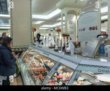 Abendessen Zähler, Food Hall, Harrods Luxuskaufhaus, Brompton Road, Knightsbridge, London, England, Großbritannien Stockfoto