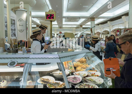 Mango Tree Pan chai Stall, Food Hall, Harrods Luxuskaufhaus, Brompton Road, Knightsbridge, London, England, Großbritannien Stockfoto