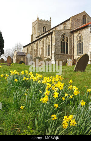 Ein Blick auf die Pfarrkirche St. Maria, der Jungfrau, im Frühjahr bei Wiveton, Norfolk, England, Vereinigtes Königreich, Europa. Stockfoto