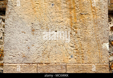 Ein Kratzer auf einem stützpfeiler an der Pfarrkirche St. Maria, der Jungfrau, an Wiveton, Norfolk, England, Vereinigtes Königreich, Europa. Stockfoto
