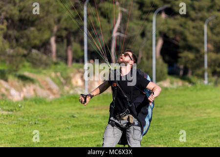 Drama, Griechenland - April 8, 2018: Ein Mann ist auf einem Paragliding Flug in der beliebten Gegend für Fallschirmspringen auf der Seite des Korylovou in Drama ausgebildet Stockfoto