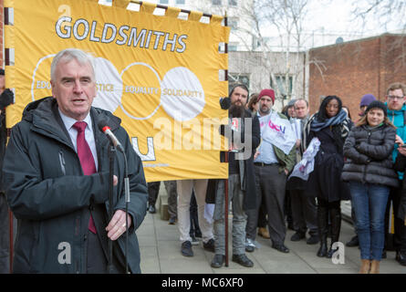 London, Großbritannien. 22. Februar 2018. Schatzkanzler John McDonnell MP spricht an der UCU Pensionen Streik Streikposten Goldsmiths Universität London. Stockfoto